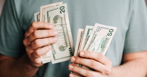 manos que sostienen dinero