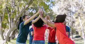 equipo de personas chocando las manos