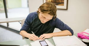 hombre realizando una autoevaluación de liderazgo zeus