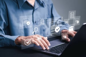manos sobre computadora