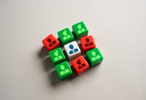 dados son la figura de personas de negocios 